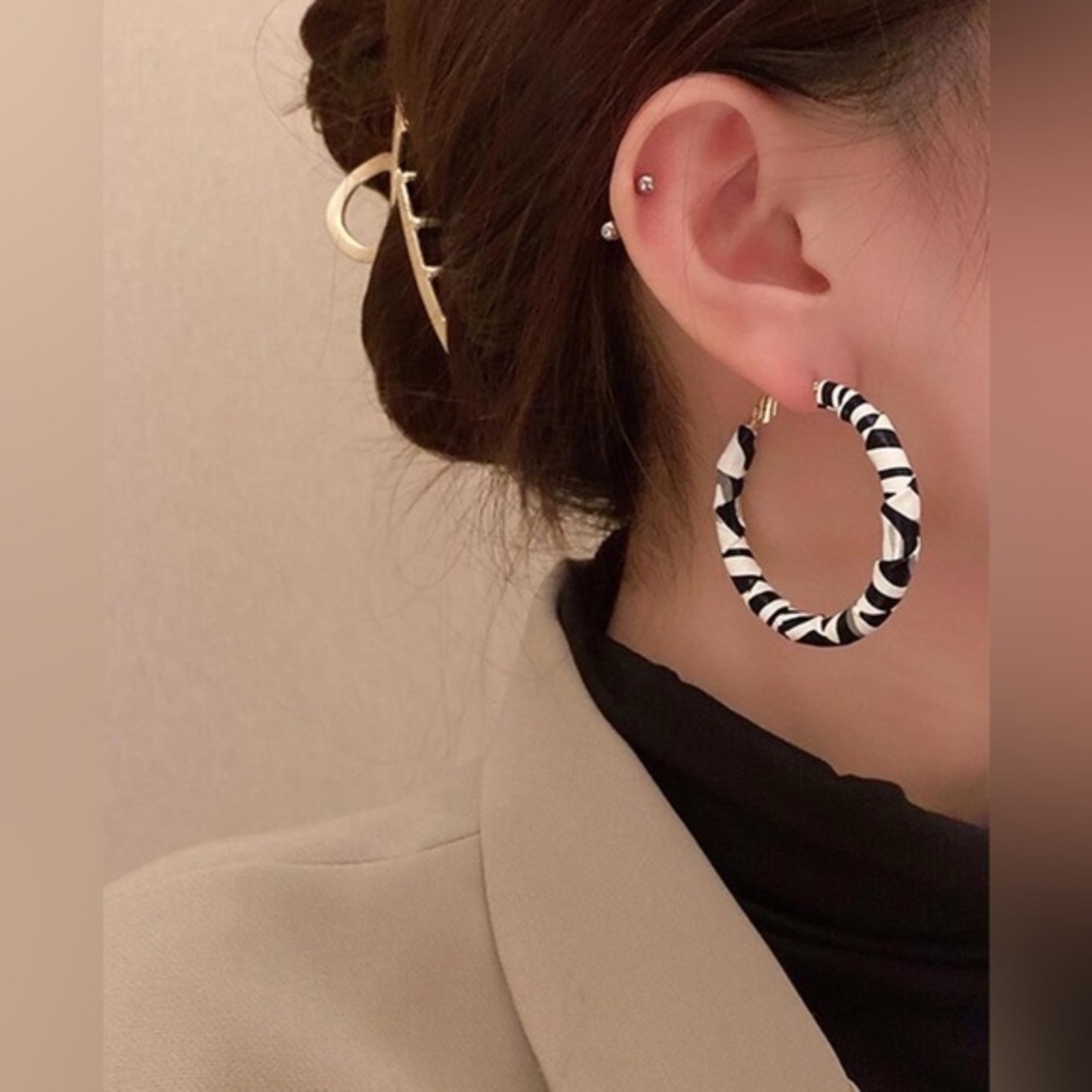 ✨Elegant Black and White Hoop Earrings